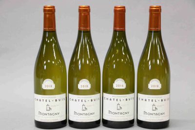 trois bouteilles de vin blanc sont alignées sur une table