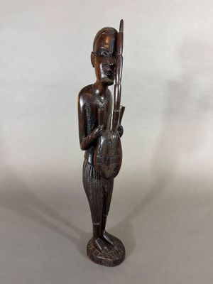 Statue en bois sculpté représentant un joueur de kora, d’ins…