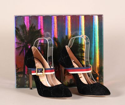 paire d'escarpins noirs en cuir pour femme, avec des lanières multicolores