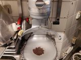 des toilettes sales dans une cuisine sale, avec une cuvette bleue