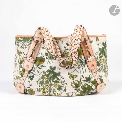 une image représentant un sac à main blanc orné de fleurs vertes et blanches