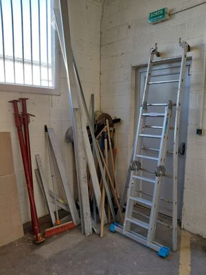 une échelle adossée au mur d'une pièce