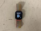 une Apple Watch posée sur un morceau de bois