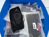 une boîte bleue contenant une télécommande et d'autres objets