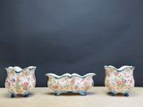 trois vases posés sur une table