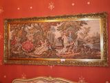 une photo d'un tableau accroché au mur au-dessus d'un lit