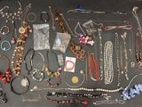 de nombreux colliers et bracelets disposés sur une table
