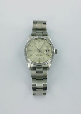 une image d'une montre sur une surface blanche avec un fond blanc