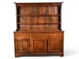 une vieille commode en bois avec des tiroirs, surmontée d'autres tiroirs