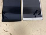 Deux téléphones portables sont posés l'un à côté de l'autre sur une table