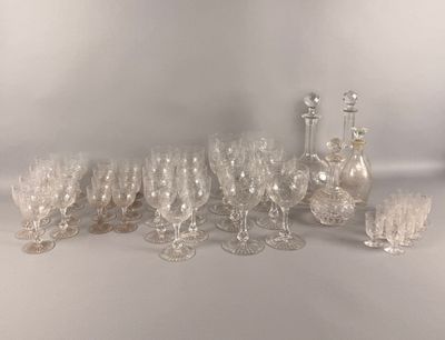 beaucoup de verres à vin et une carafe sur la table