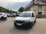 une camionnette blanche garée devant un bâtiment