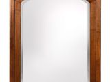 un grand miroir en bois orné d'un motif sculpté sur le devant