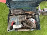 une boîte à outils remplie d'outils posée sur l'herbe