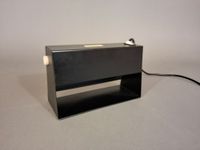 Lampe de bureau en métal laqué noir avec étiquette "M.