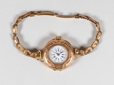 une montre-bracelet en or avec un cadran blanc sur un fond blanc