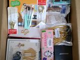 une boîte remplie de fournitures scolaires et de livres