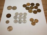 beaucoup de pièces posées sur une table à côté d'une feuille de papier