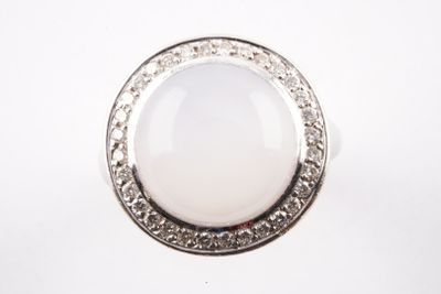une image représentant une bague ornée d'une pierre blanche entourée de diamants