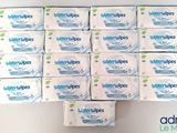 plusieurs boîtes de lingettes humides empilées les unes sur les autres