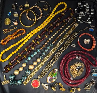 de nombreux colliers et bracelets différents disposés sur une table