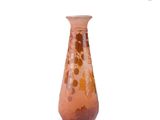 un vase en verre posé sur une surface blanche