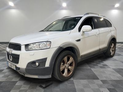 une photo d'un 4x4 blanc garé dans un garage