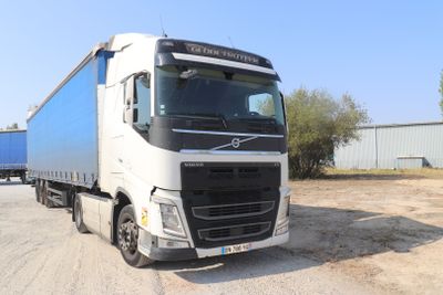 un camion garé sur un terrain en terre battue