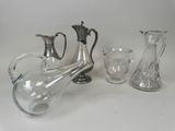 trois vases et un pichet en verre sur une table