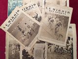 Plusieurs vieux journaux sont empilés les uns sur les autres sur une surface rouge