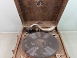 un vieux tourne-disque posé sur une caisse en bois