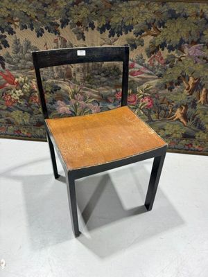 une image représentant une chaise en bois posée devant une tapisserie