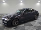 La BMW M5 berline est garée sur un sol à damier.