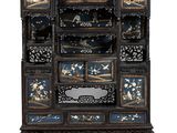 l'image d'une armoire en bois surmontée d'un miroir