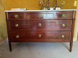 une commode en bois avec un plateau en marbre et des poignées en laiton