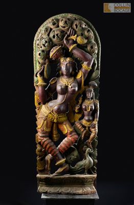 un gros plan sur la statue d'une femme tenant un serpent