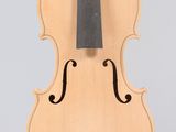 un vieux violon avec un fond en bois et un archet noir
