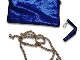 sac à main bleu à paillettes, avec bandoulière en chaîne et fermoir