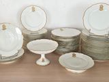 un grand nombre d'assiettes posées sur une table