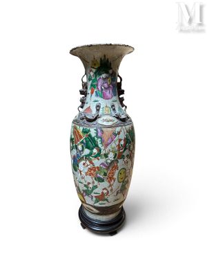 un vase posé sur un support sur une surface blanche