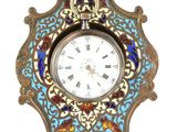 une image représentant une horloge bleue et dorée posée sur une table