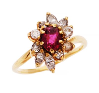 un gros plan d'une bague en or sertie d'une pierre rose et de diamants blancs