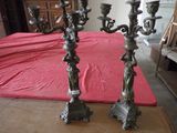deux bougies posées sur une table recouverte d'une nappe rouge