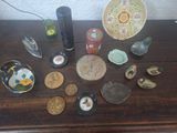 une table sur laquelle se trouvent de nombreux objets différents