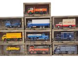 de nombreux modèles différents de camions miniatures dans une boîte