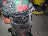 une image d'un aspirateur dans un garage