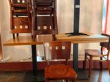 plusieurs chaises et une table dans une pièce avec du parquet