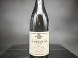 une bouteille de vin posée sur une table