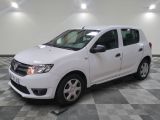 la petite voiture blanche est garée dans une grande pièce