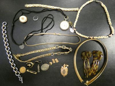 de nombreux colliers et bracelets différents disposés sur une table